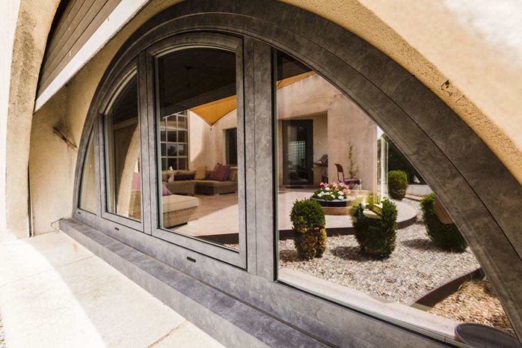 Fenêtre cintrée aluminium sur mesure