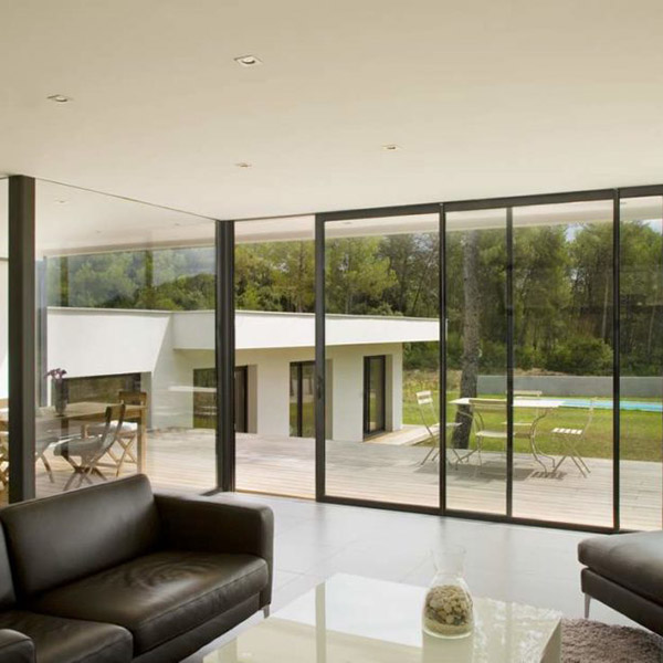 Salon ouvert avec immense baie aluminium