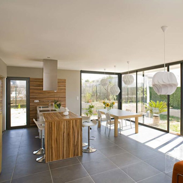 Cuisine moderne avec baies vitrées