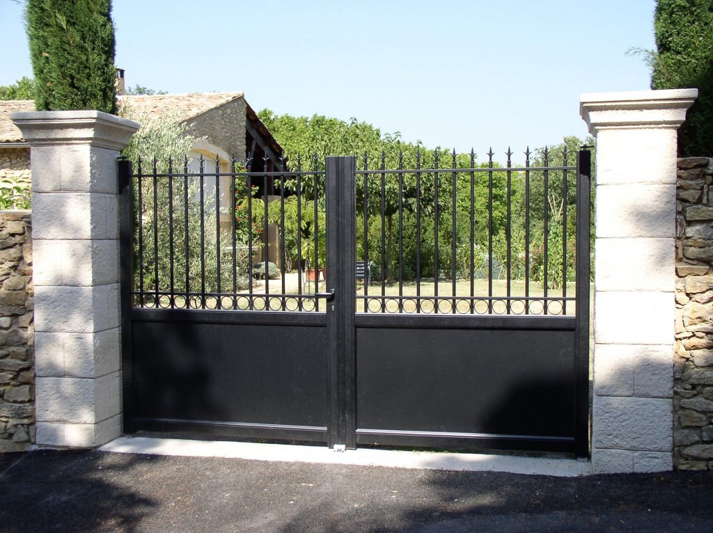Portail barreaudé aluminium