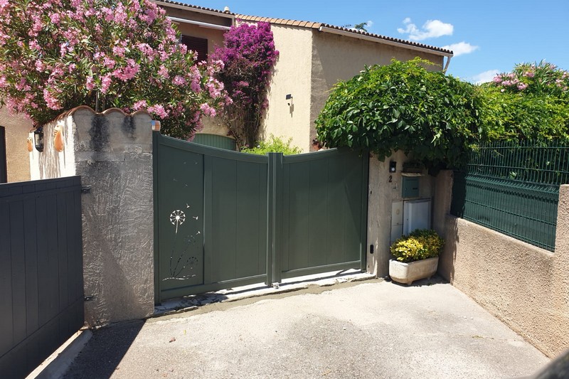 Portail aluminium avec décor sur mesure