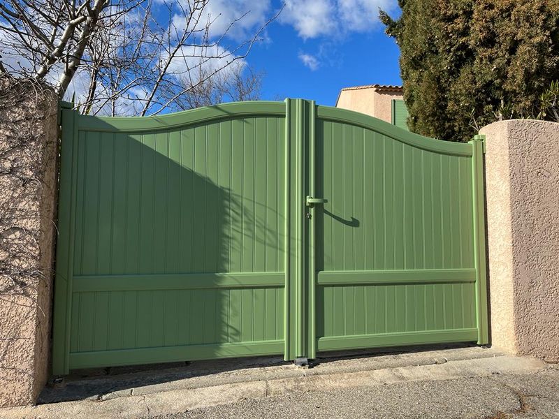 Portail battant aluminium vert provençal