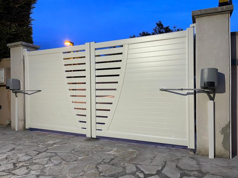 Portail battant design avec lames décoratives