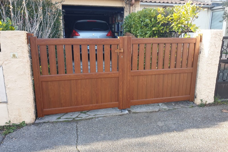 Portail battant aluminium imitation bois