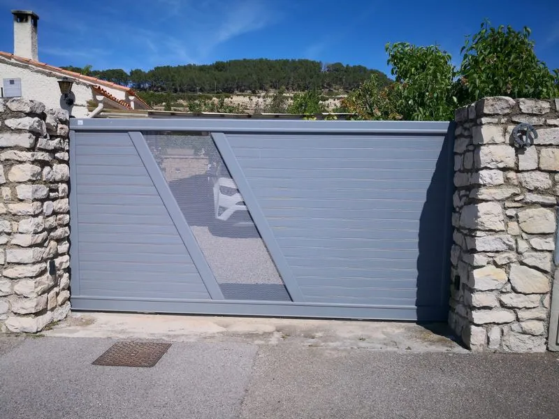 Portail coulissant aluminium avec partie vitrée