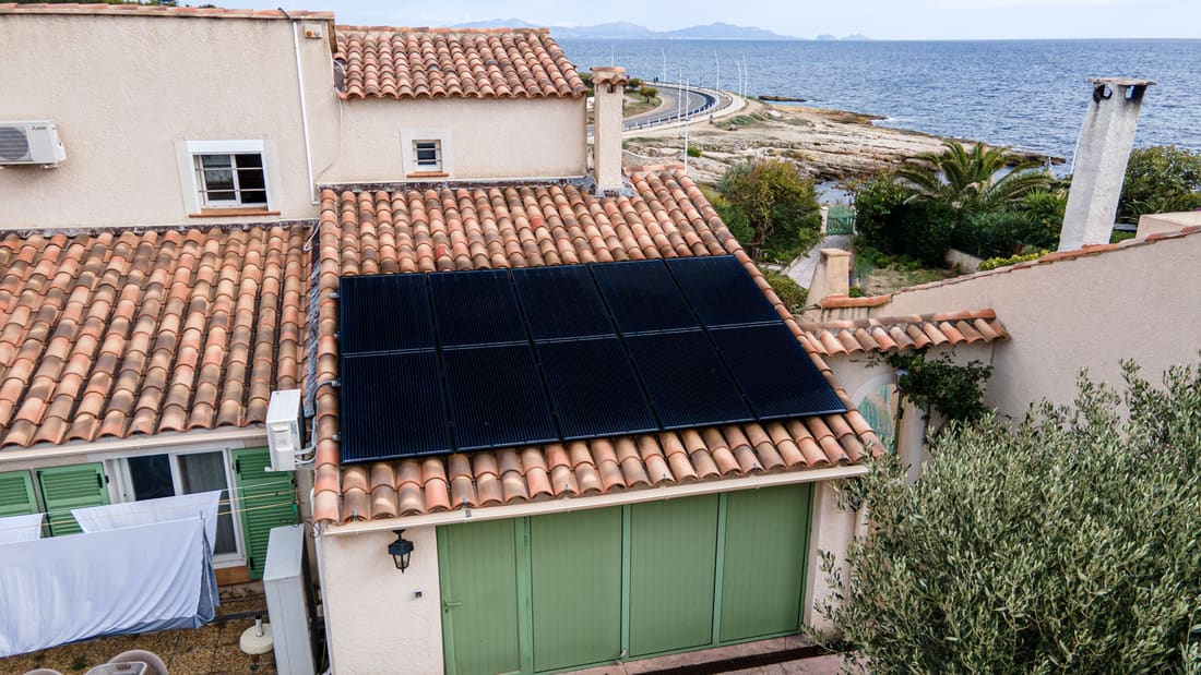 Panneaux solaires sur une maison en bord de mer en Provence