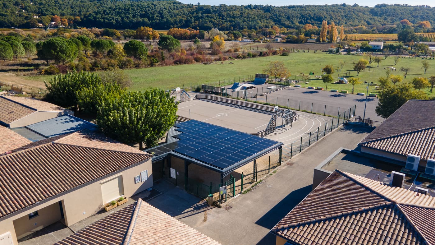 Ombrière photovoltaïque sur une école — réalisation SAM