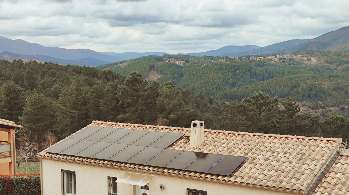 Installation solaire sur une maison en Provence face aux collines