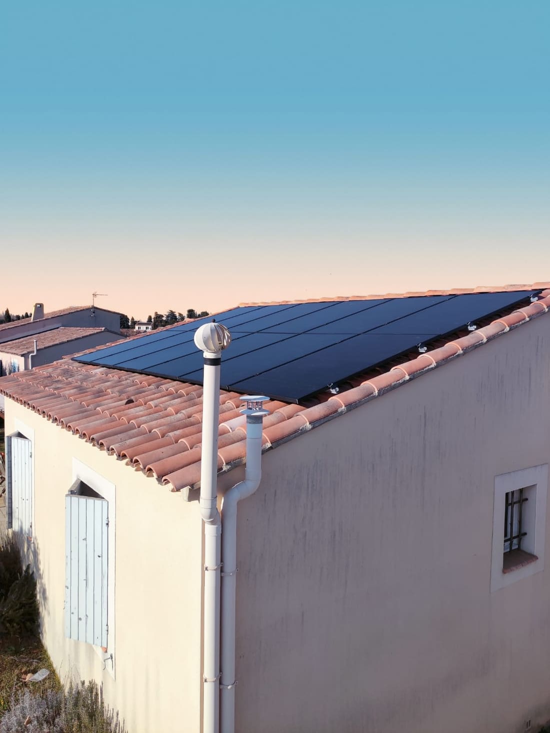 Panneaux solaires sur toiture tuile au coucher du soleil