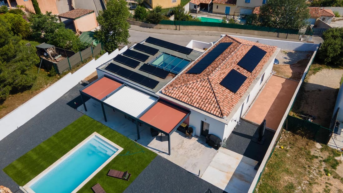 Installation photovoltaïque sur une villa avec piscine