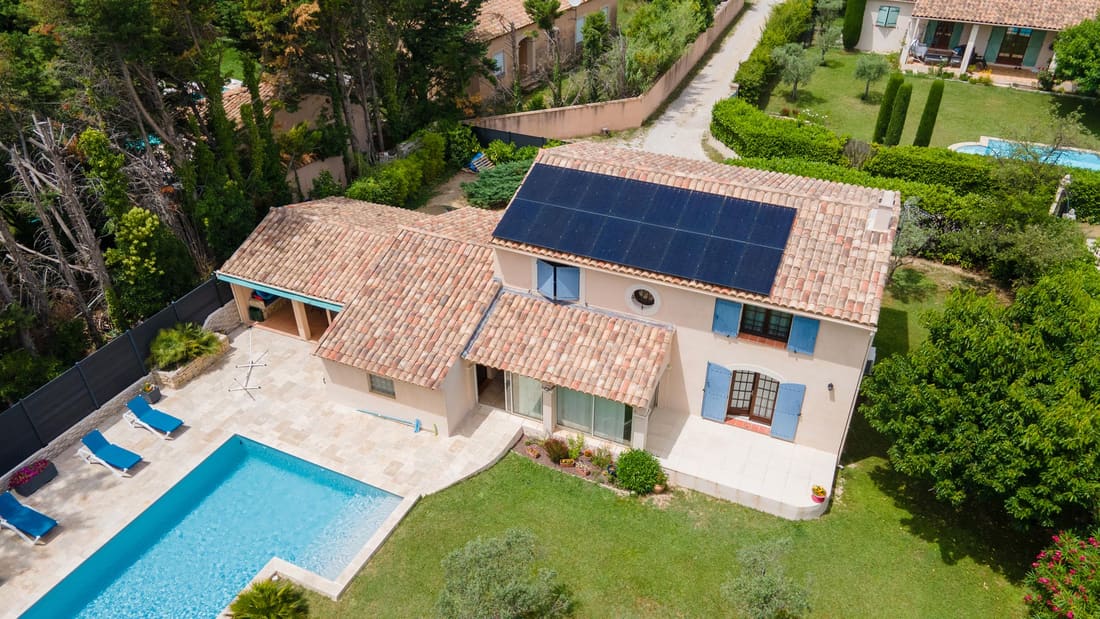 Toiture solaire sur une villa provençale avec piscine